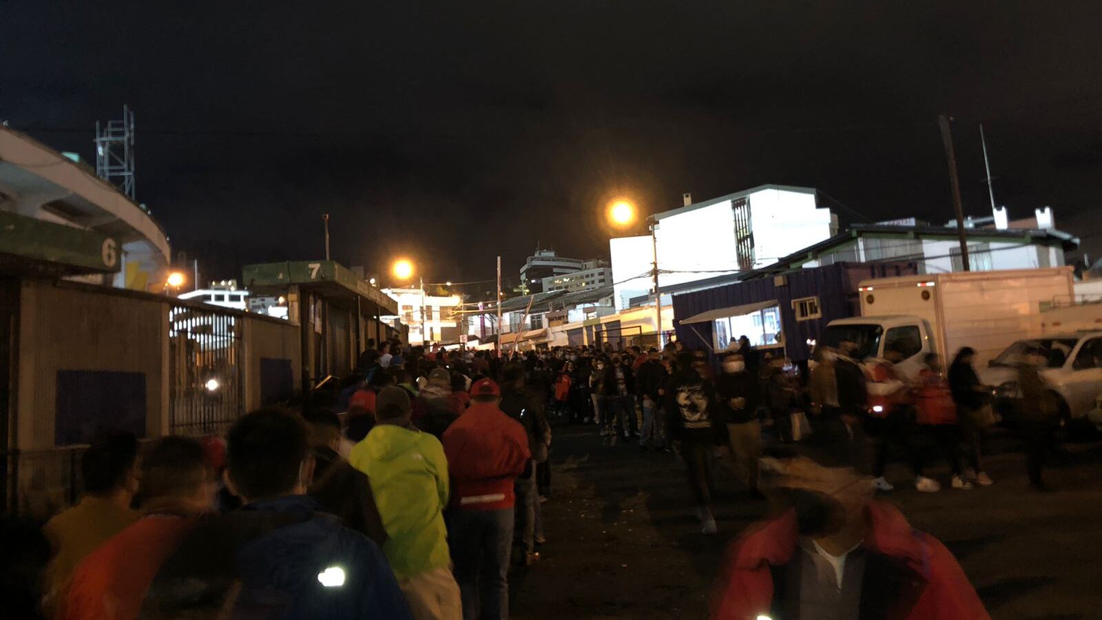 Aficionados no lograron ingresar al estadio Olímpico Atahualpa.