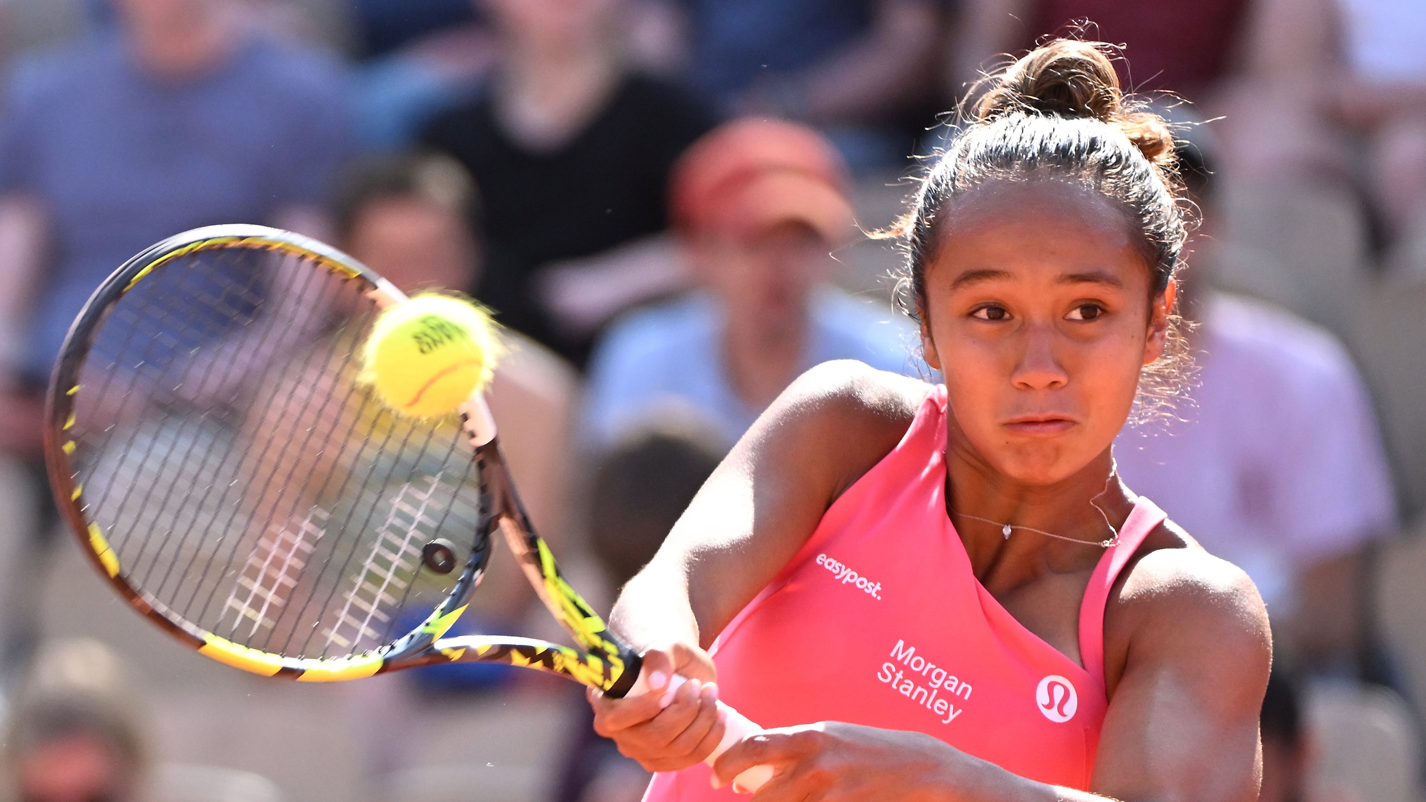 Paris (France), 28/05/2023.- Leylah Fernandez of Canada plays Magda Linette of Poland in their Women's Singles first round match during the French Open Grand Slam tennis tournament at Roland Garros in Paris, France, 28 May 2023. (Tenis, Abierto, Francia, Polonia) EFE/EPA/CAROLINE BLUMBERG