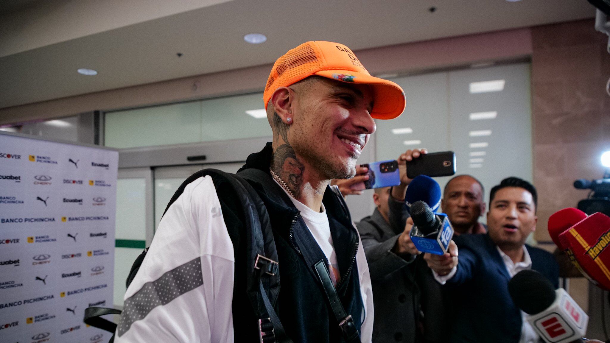 Paolo Guerrero en su llegada a Liga de Quito
