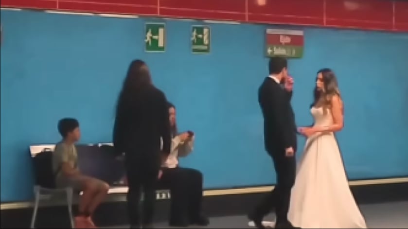 Novios en el Metro de Quito