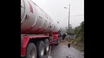 Accidente de tránsito entre bus de pasajeros y tráiler en Ppapallacta.
