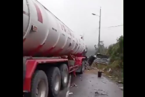 Prácticamente sin cabezal, el estado del tráiler que se impactó con bus de pasajeros en vía a Papallacta