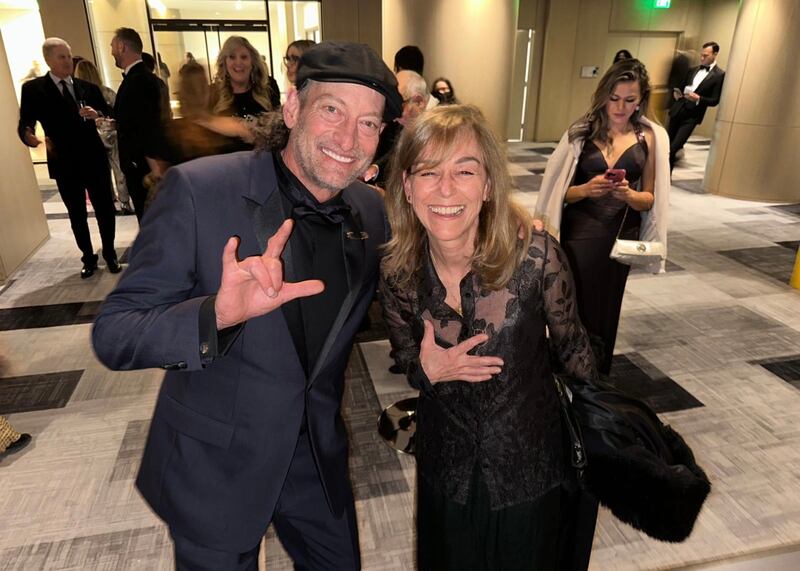 El libro es ideal para quienes buscan conocer el lado menos glamuroso y más real de Hollywood, con base en la experiencia y las vivencias de María Estévez, quien expone lo que no se ve en la alfombra roja, desde egos y excesos hasta rivalidades. Foto: cortesía.