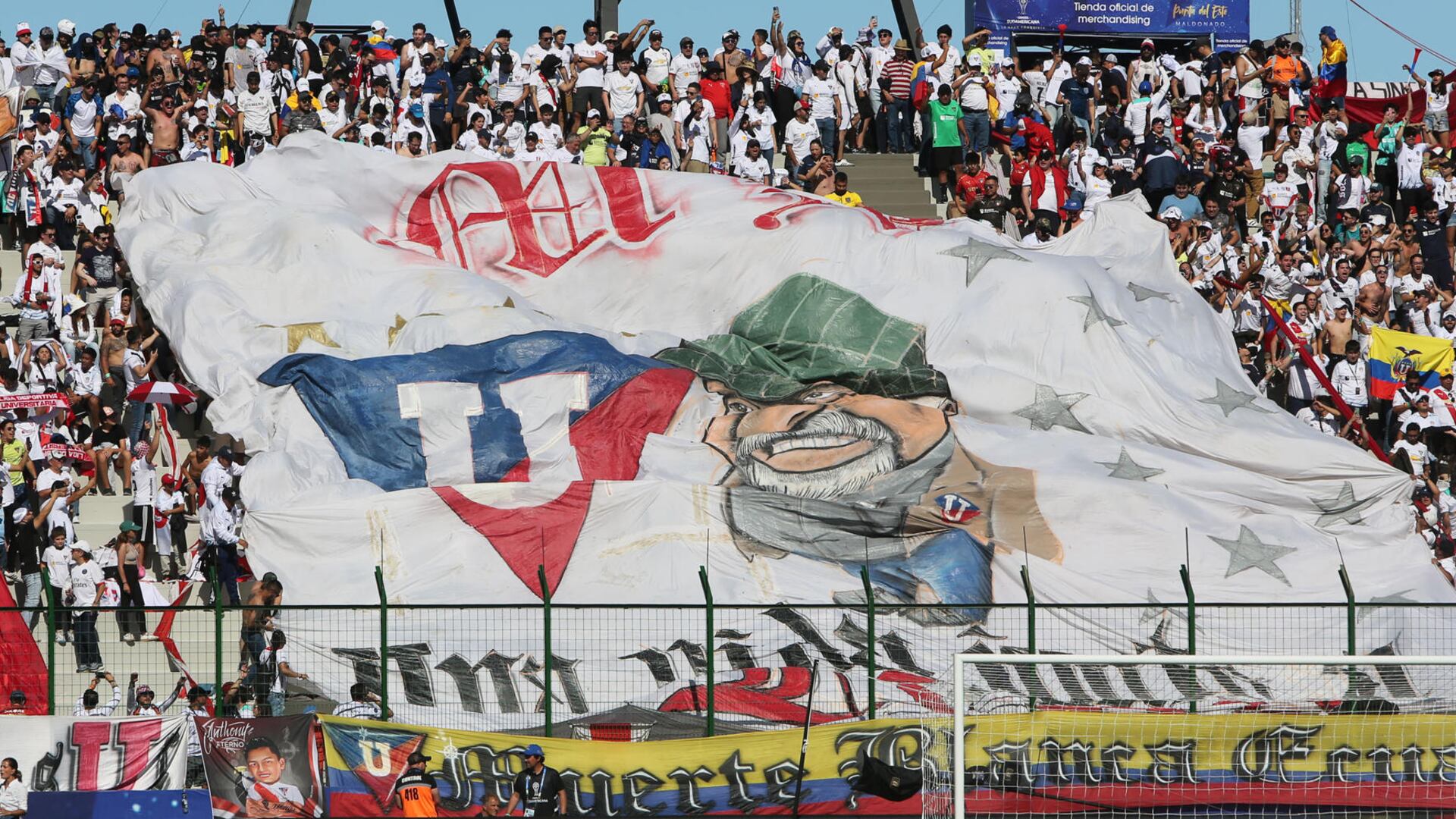 Liga de Quito llevó pancarta de Rodrigo Paz