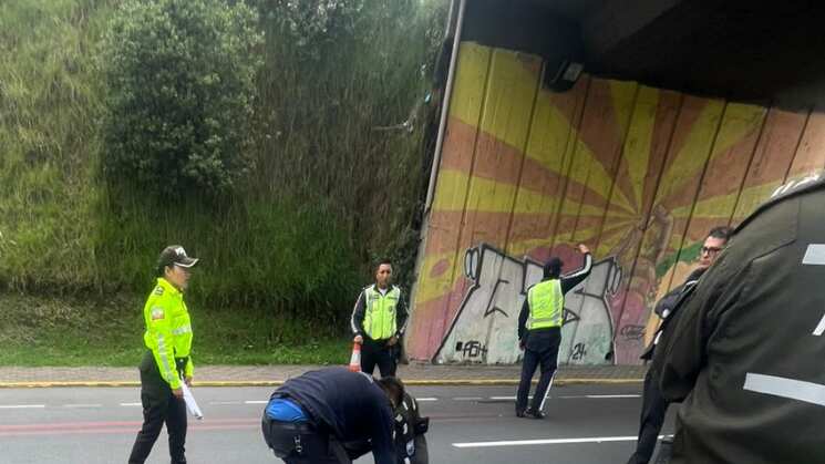 Mujer murió tras caer de un puente en la Autopista General Rumiñahui, en Quito