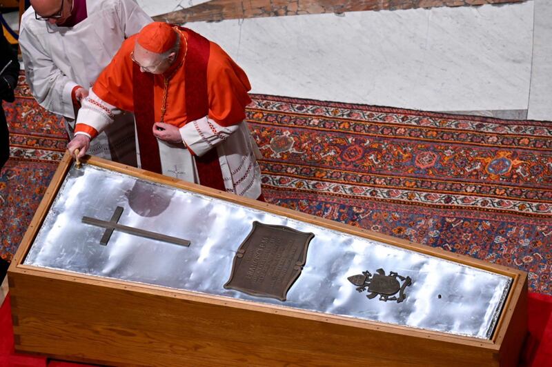 Ataúd del papa Francisco.
