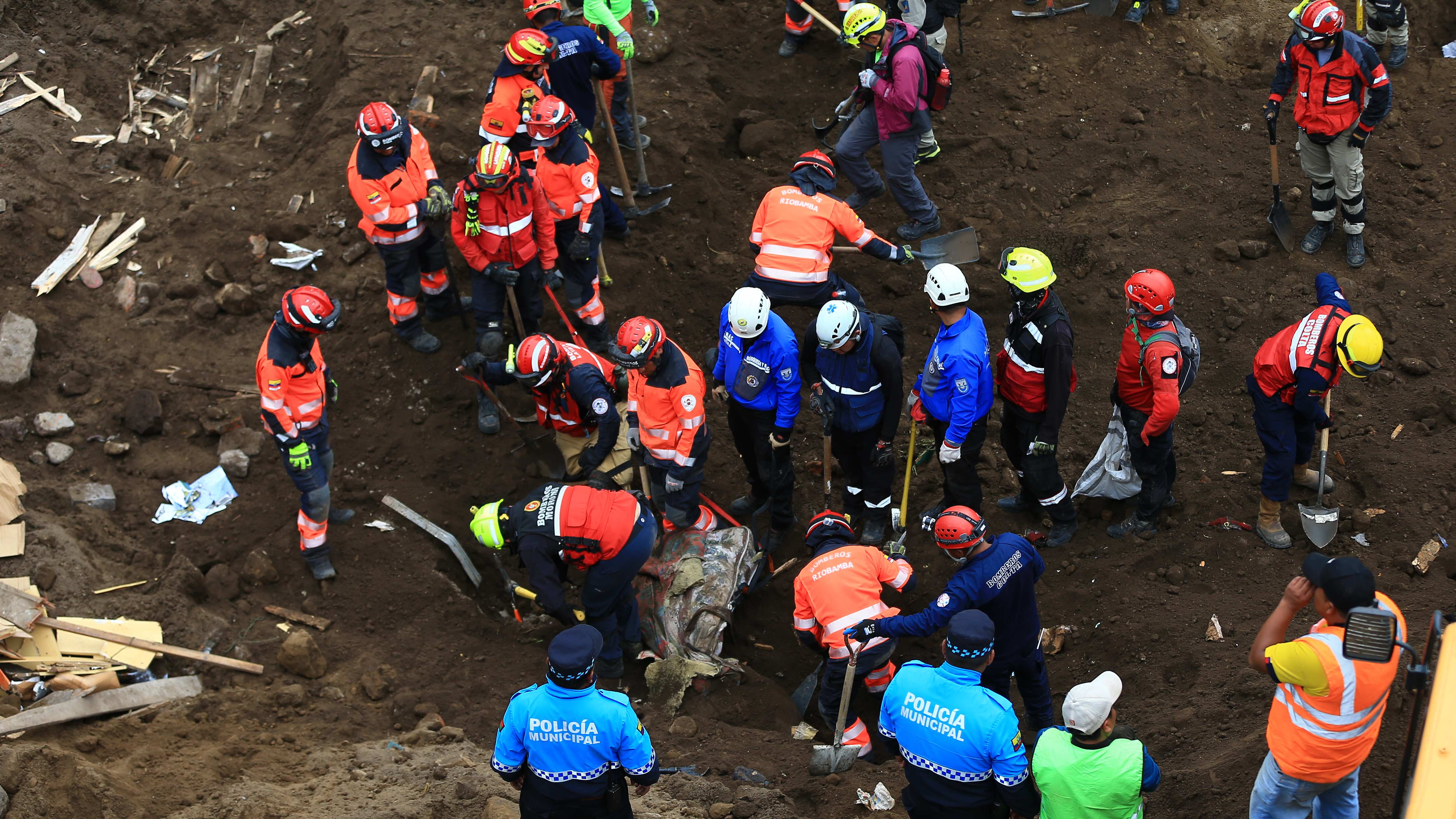 Recuperan el cuerpo de niña sepultada junto a familiares en el aluvión de Alausí
