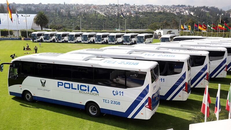Flota de 20 buses entregados por el Gobierno de Daniel Noboa a la Policía Nacional