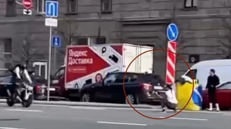 Fallece reconocida actriz al ser arrollada por motociclista; grababa una arriesgada acrobacia