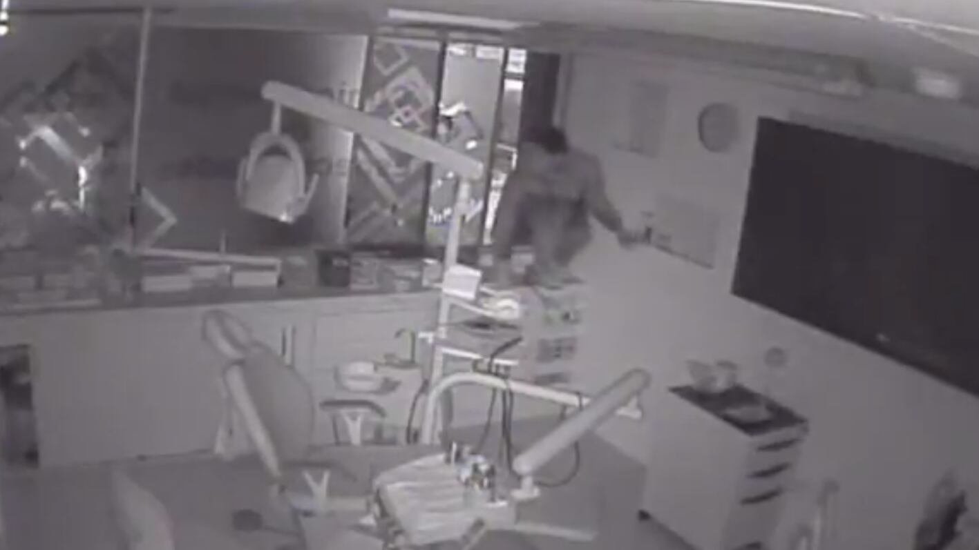 VIDEO: durante el toque, sujeto se robó varios artículos electrónicos de un consultorio odontológico en Quito