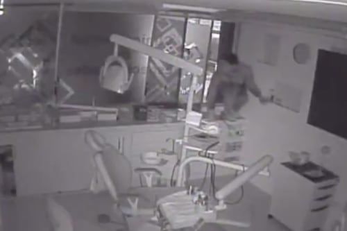 Video captó robo en consultorio odontológico durante el toque de queda en Quito: sospechoso ingresó por una ventana