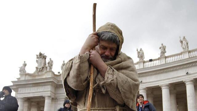 El misterioso monje que apareció en la Plaza de San Pedro, oró y no habló con nadie.