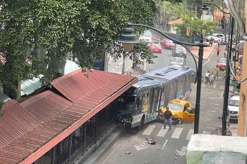 Bus de la Metrovía se estrelló contra una parada en el centro de Guayaquil
