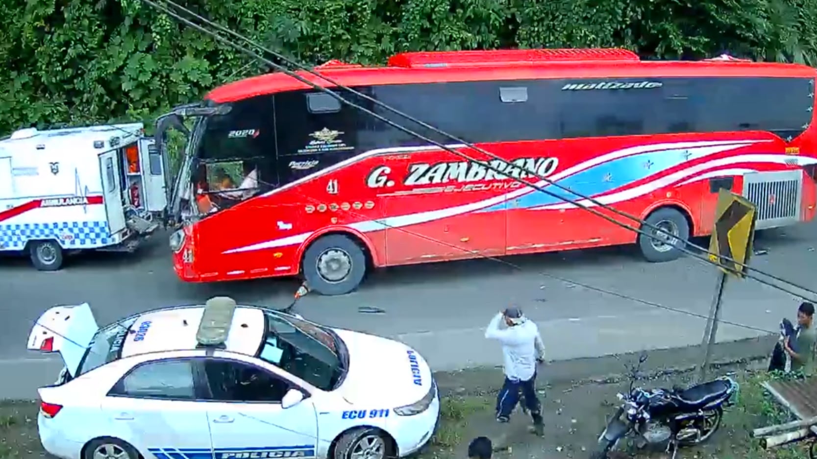 VIDEO: socorristas fueron atropellados por un bus mientras atendían emergencia en la vía Quinindé- Esmeraldas