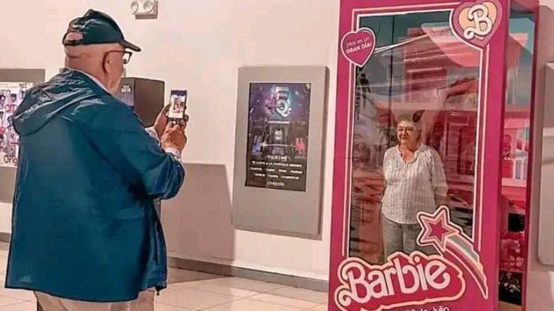 Pareja de abuelitos en estreno de Barbie