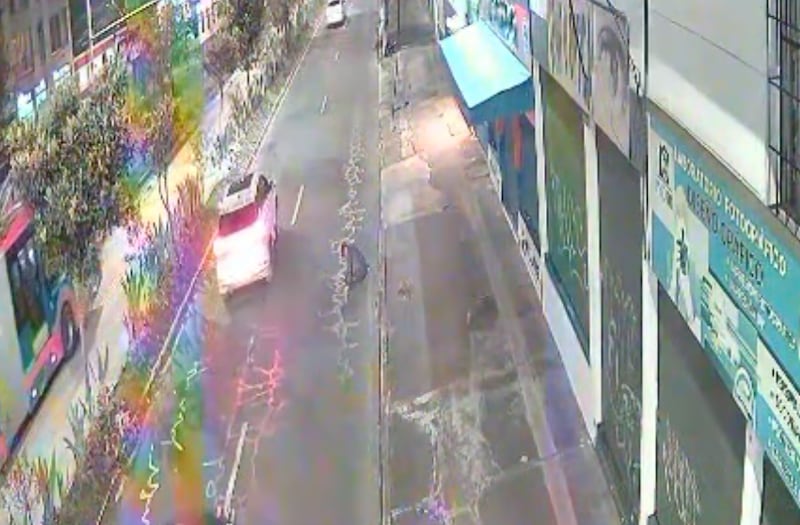 Cámaras captaron el momento en que peatón fue atropellado por un bus en la avenida 10 de Agosto, norte de Quito