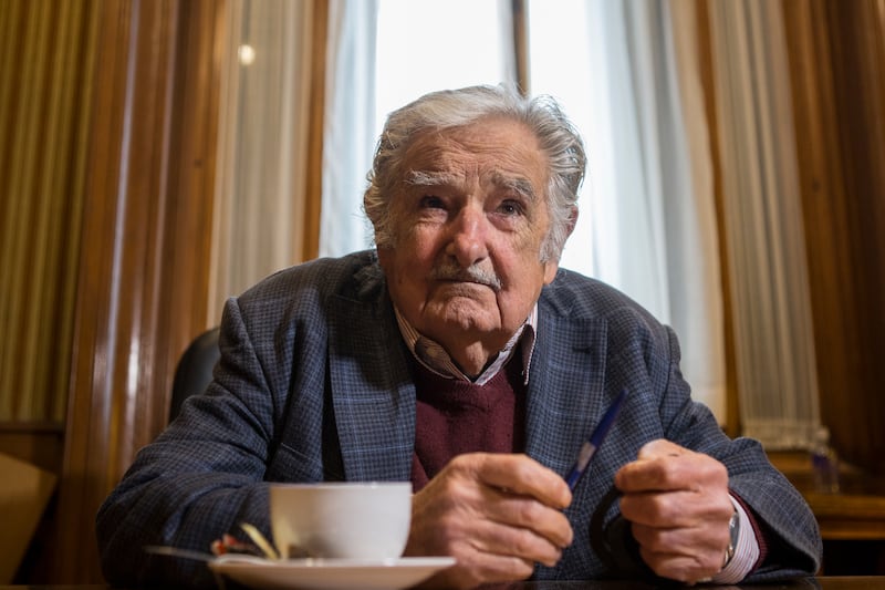 El ex presidente de Uruguay anunció que no va a someterse a más tratamientos ni pasar por el quirófano, porque su cuerpo simplemente “no aguanta más”.