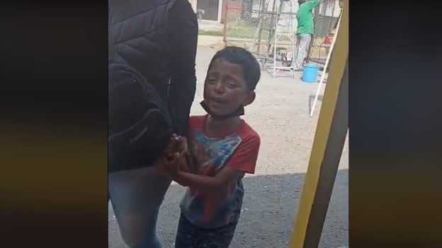 Reacción viral de un niño cuando su madre bromea diciendo que lo vende