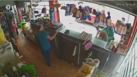 Manta: Mujer frustra violento asalto lanzando su cartera en una tienda