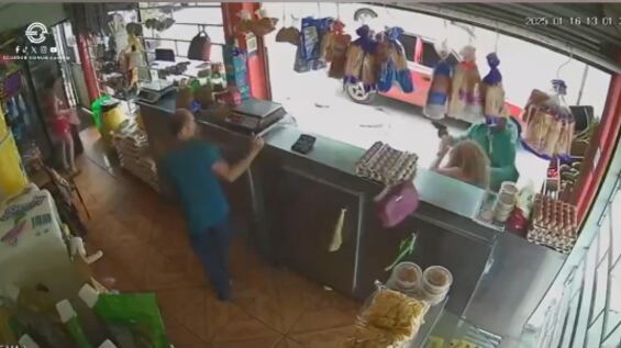 Manta: Mujer frustra violento asalto lanzando su cartera en una tienda