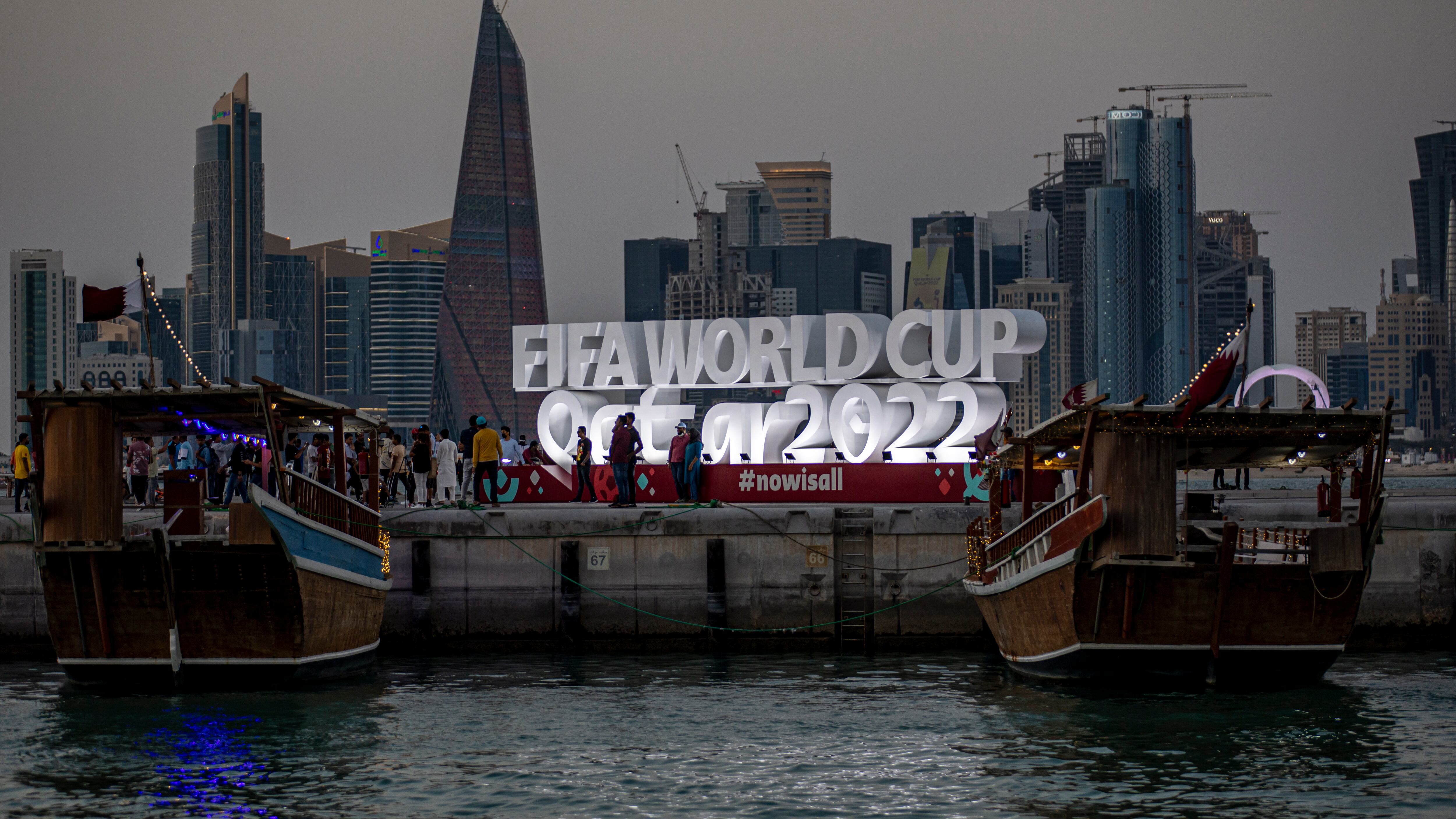 La gente se reúne frente a un gran cartel en el área de Corniche en Doha, Qatar, a fines del 15 de noviembre de 2022.