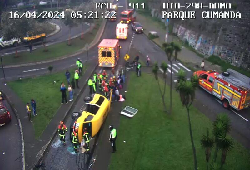 Accidente buseta escolar en el redondel de Cumandá