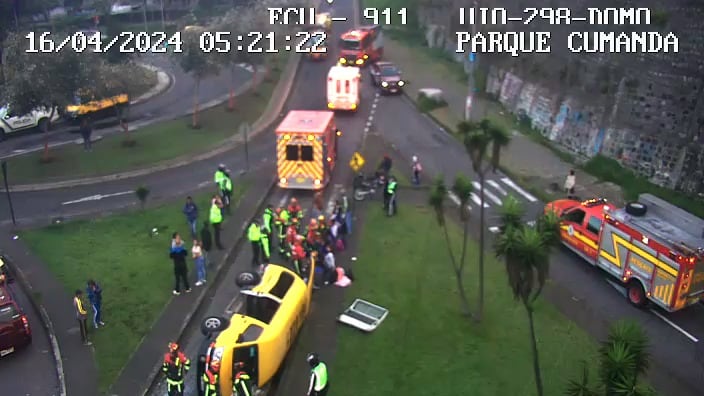 Accidente buseta escolar en el redondel de Cumandá