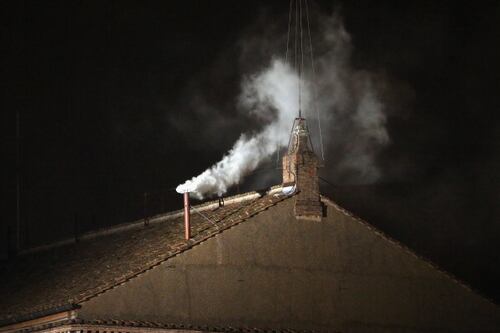 Los químicos que colocan para que el humo salga negro o blanco en la elección del Papa