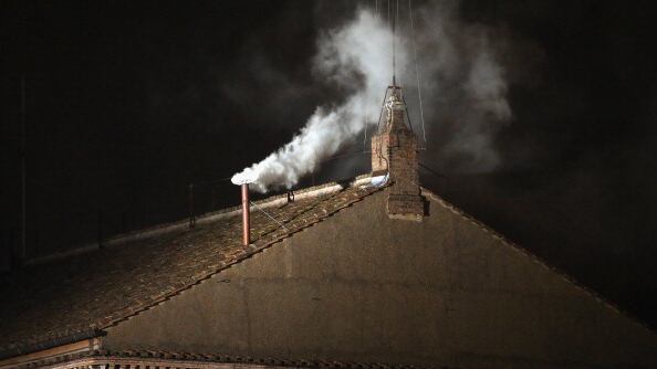 Los químicos que colocan para que el humo salga negro o blanco en la elección del Papa.