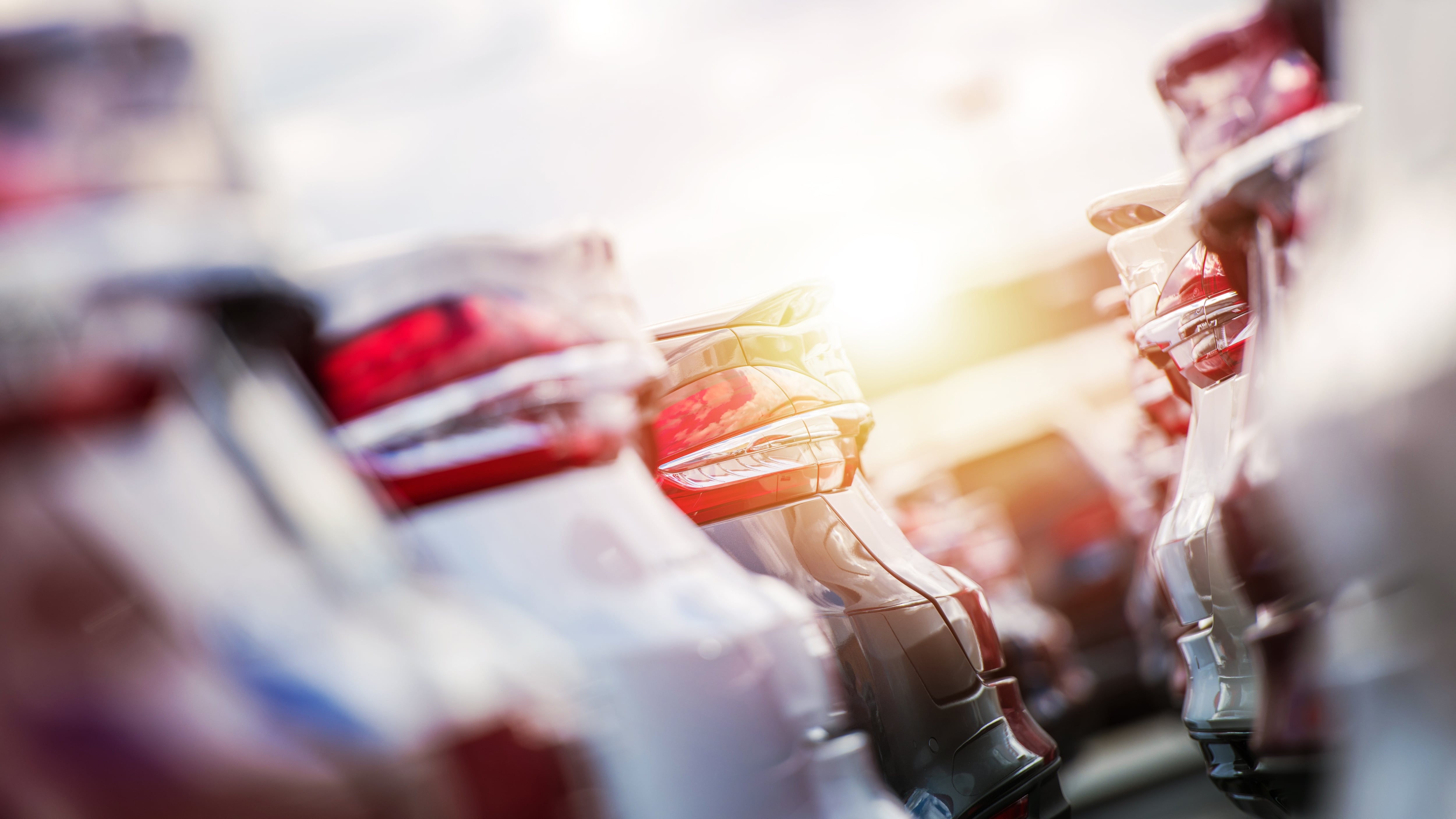 Tema de ventas de automóviles. Filas de autos nuevos en el estacionamiento del concesionario.