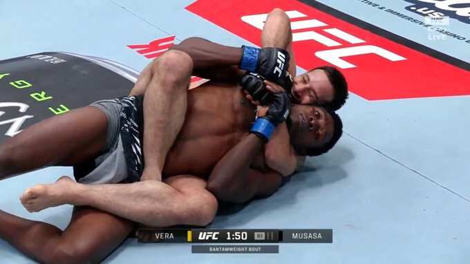 Carlos Vera ante Josías Musasa en UFC