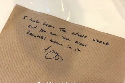 Un romance en las alturas: Piloto sorprende a pasajera con una carta romántica escrita en una servilleta.