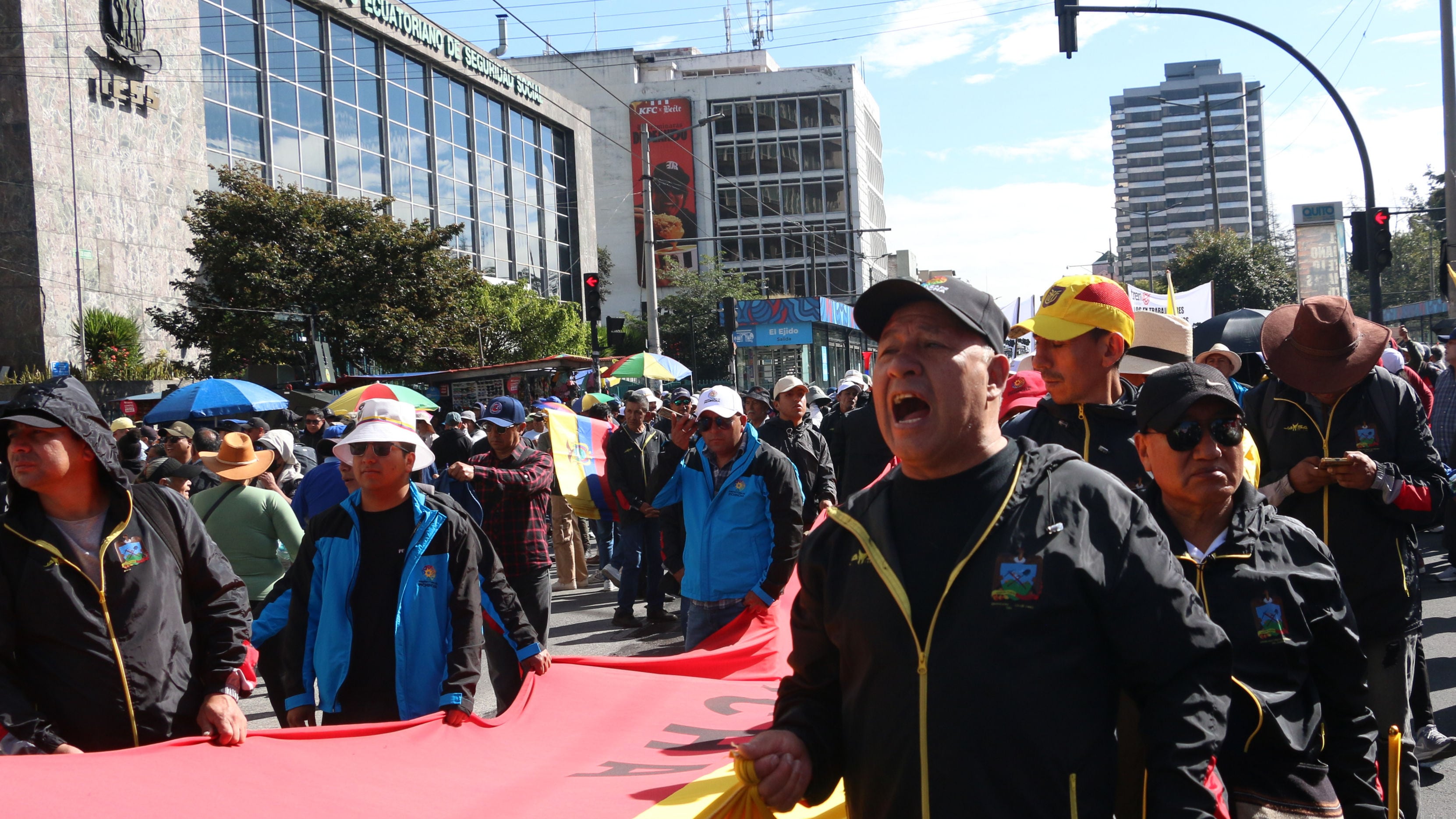 Quito, viernes 1 de Mayo del 2026
Marcha de los trabajadores al celebrar el 1 de Mayo, recorre las principales calles del centro histórico de la capital, con un fuerte contingente militar y policial en el sector.
Fotos : API / Rolando Enríquez