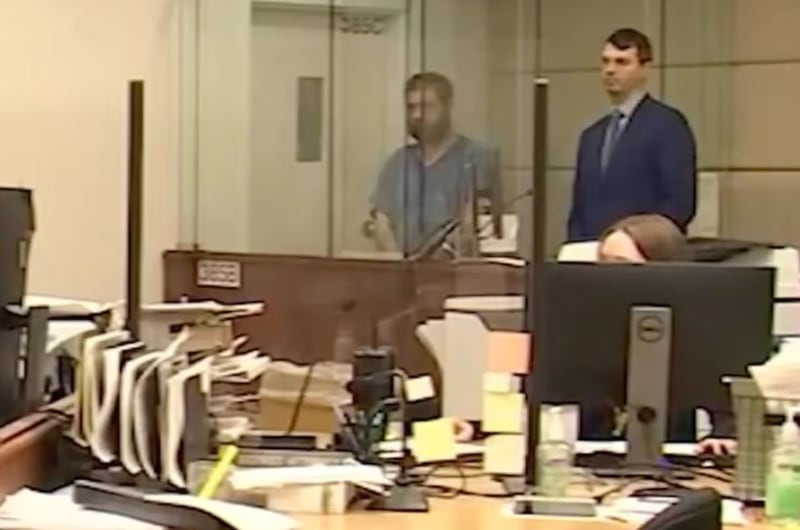 Hombre es acusado de irrumpir en vivienda e intentar violar a una madre frente a sus hijos en EE.UU.