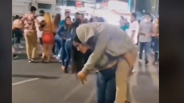 Carga a su novio y se hace viral