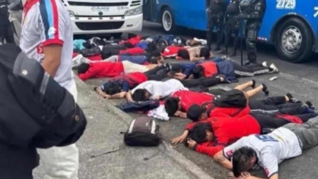 Machetes eran portados por fanáticos de El Nacional