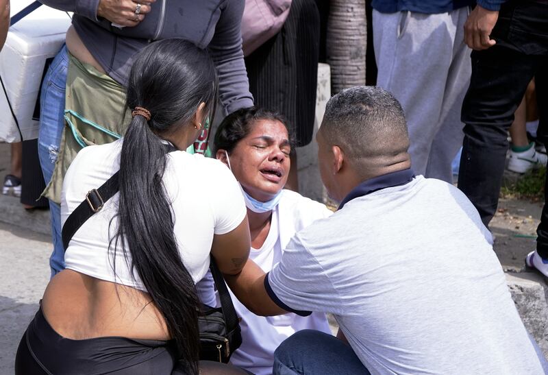 “Estamos viviendo un calvario”: familiares de jóvenes desaparecidos exigen respuestas en la morgue de Guayaquil