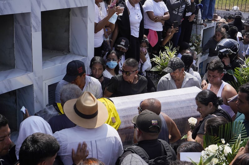 Daule, Guayas, viernes 05 de junio del 2026
Los restos de los 8 desaparecidos, fueron enterrados en el Cementerio General Juan Bautista Aguirre del recinto Los Tintos. 
Fotos: César Muñoz/API