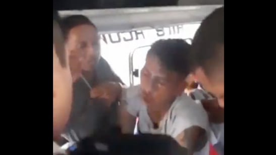 Delincuente se salvó que sea linchado dentro de un bus
