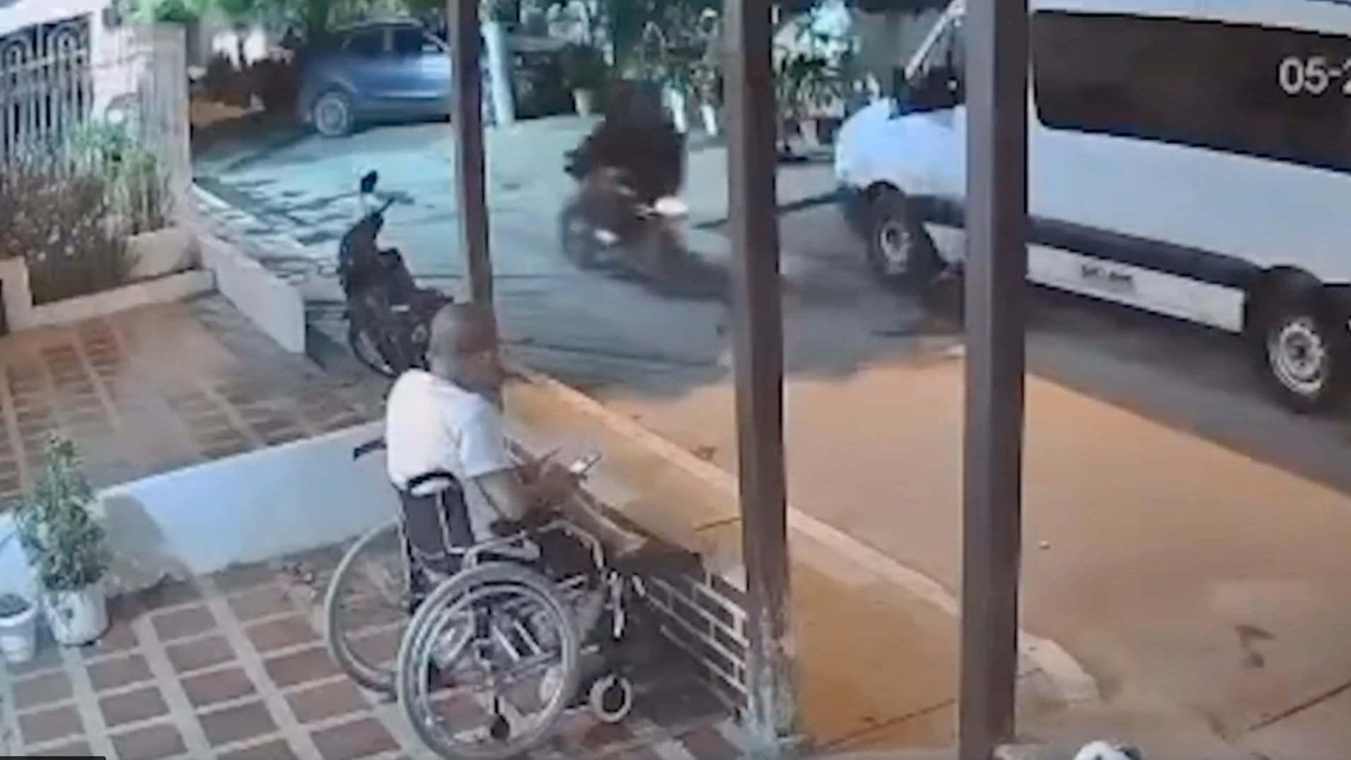 Armado y en silla de de ruedas: hombre frustró asalto armado frente a su casa (VIDEO)