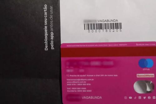 Brasileña demanda a banco tras recibir tarjeta con apellido ‘zorra’