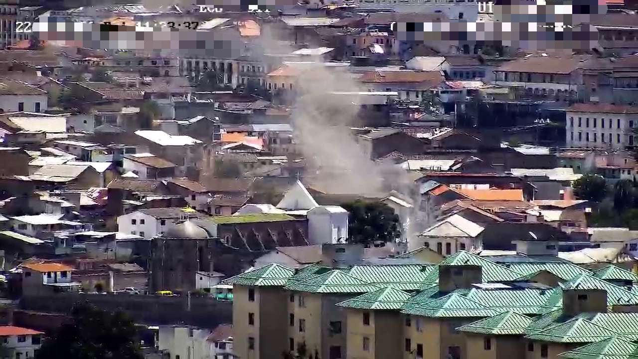 Explosión de tanque de gas provocó incendio estructural en el centro de Quito