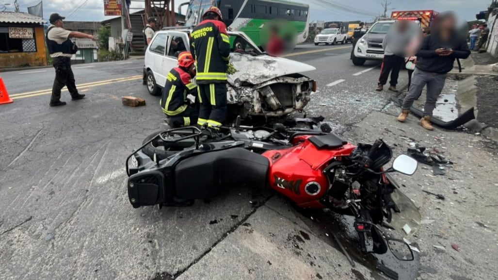Choque entre una moto y una vehículo deja cuatro heridos en el suroriente de Quito