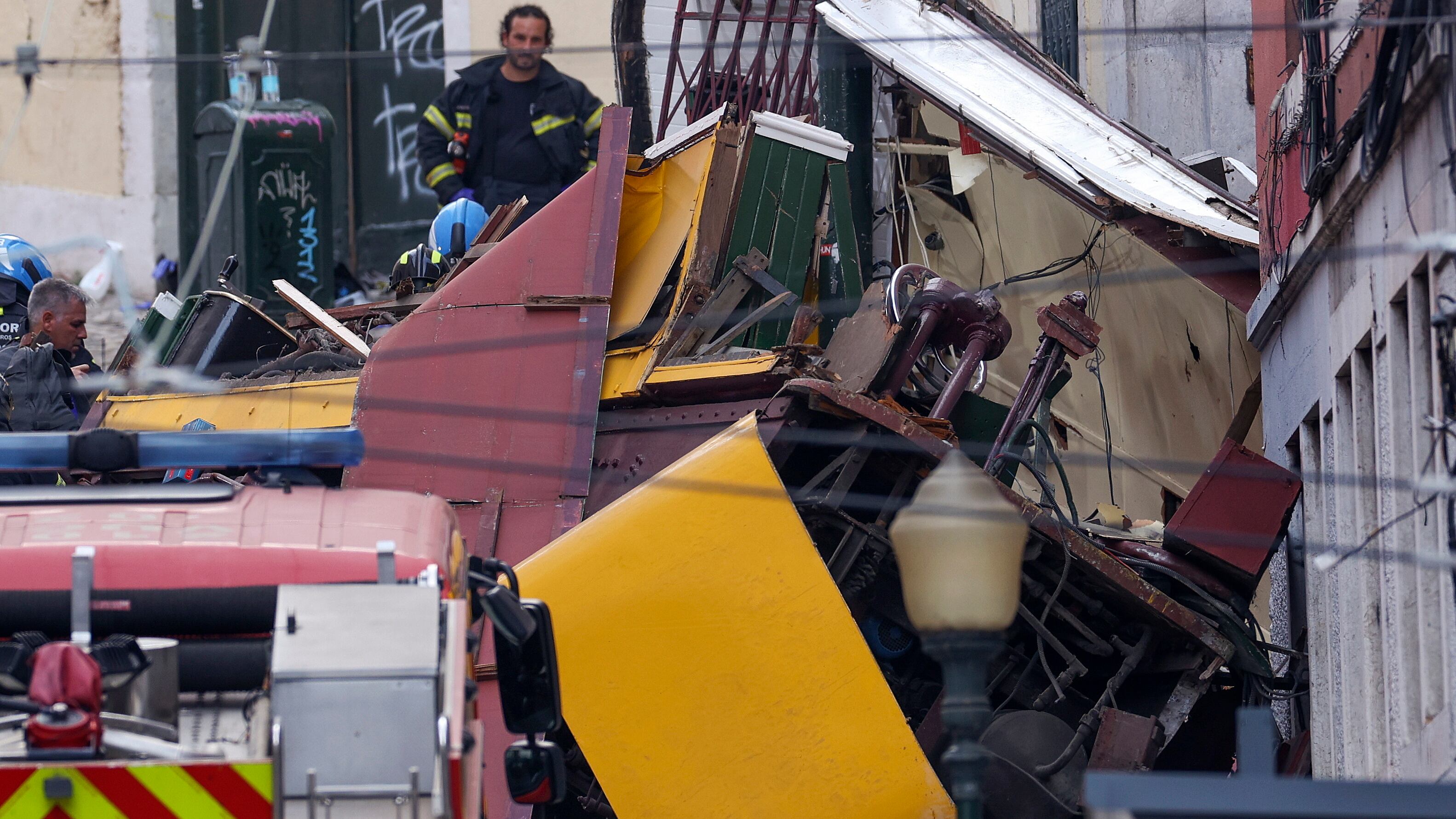 Rescatistas y bomberos trabajan en el lugar del descarrilamiento del funicular Gloria en Lisboa, Portugal, el 3 de septiembre de 2025.