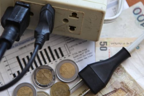 El detalle oculto del enchufe que casi nadie nota: para qué sirven sus pequeños agujeros