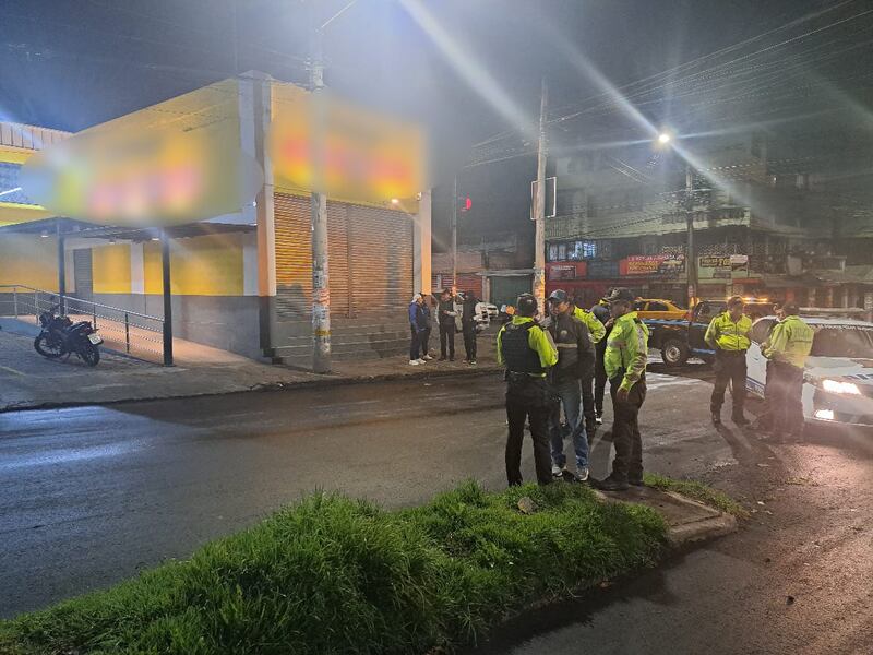 Sujetos se llevaron la caja fuerte del cajero del banco internacional en supermercado del sur de Quito.