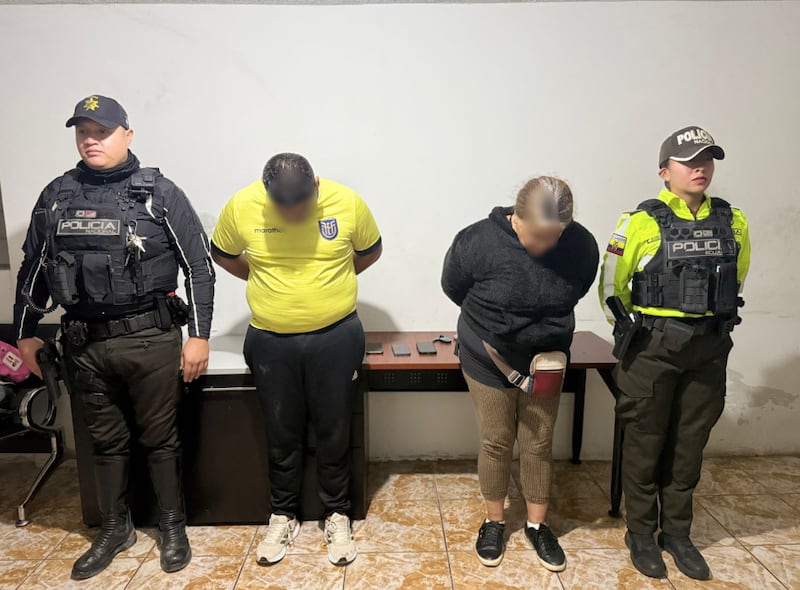 Detectan auto con placas falsas en el sur de Quito: estaría implicado en robo de camioneta.