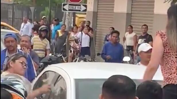 Mujer causó desmanes contra un vehículo al ver a su novio con otra mujer.