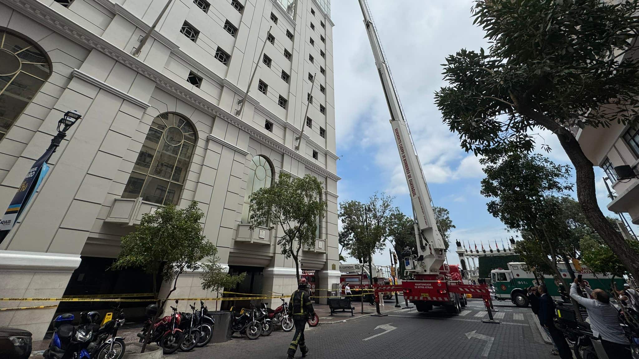 Bomberos ejecutan un rescate a 50 metros en el edificio La Previsora, en el centro de Guayaquil.