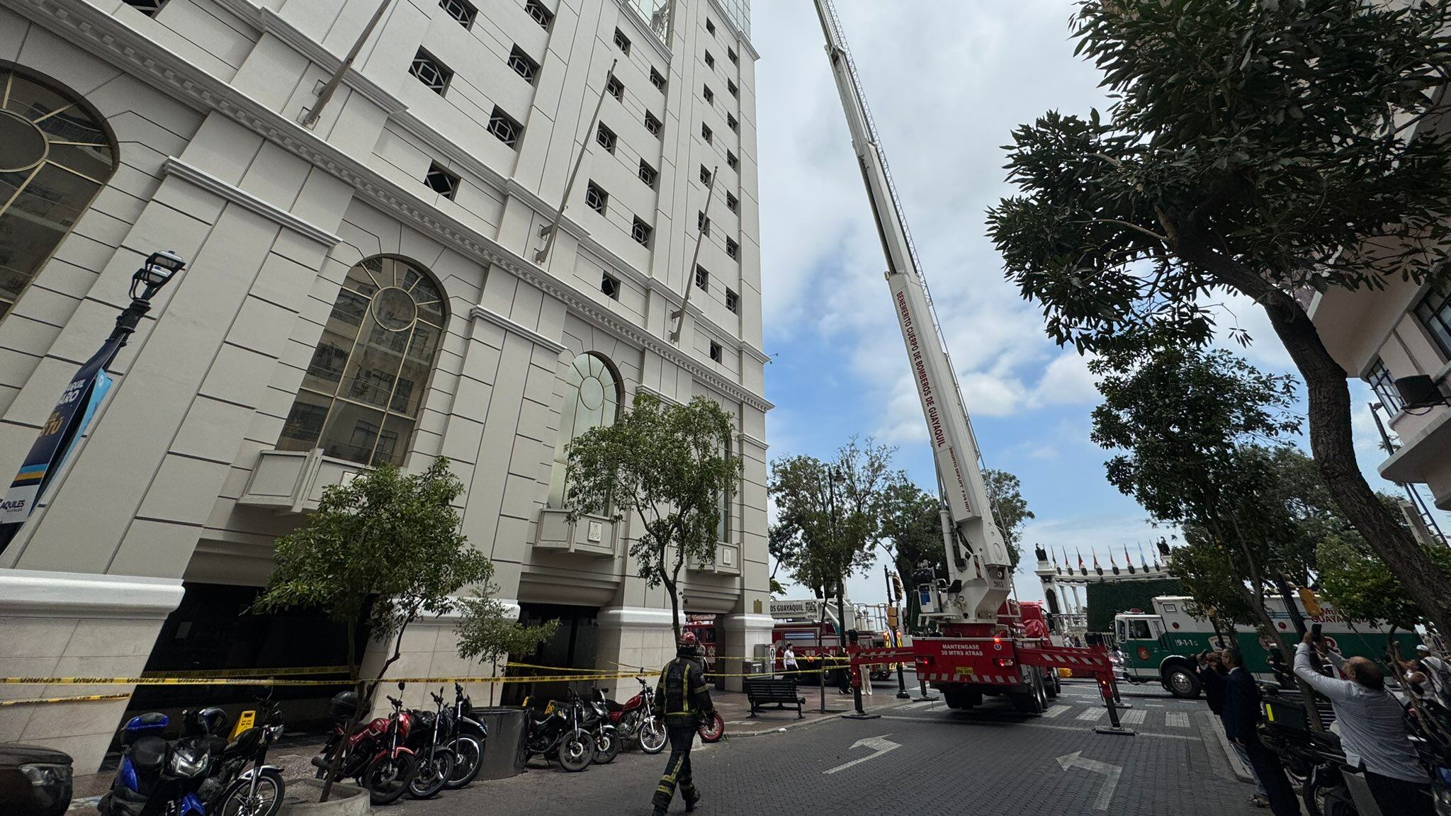 Bomberos ejecutan un rescate a 50 metros en el edificio La Previsora, en el centro de Guayaquil.
